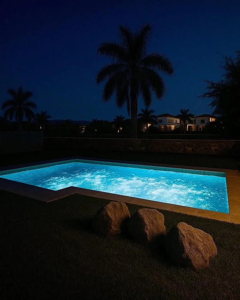 Alberca iluminada durante la noche